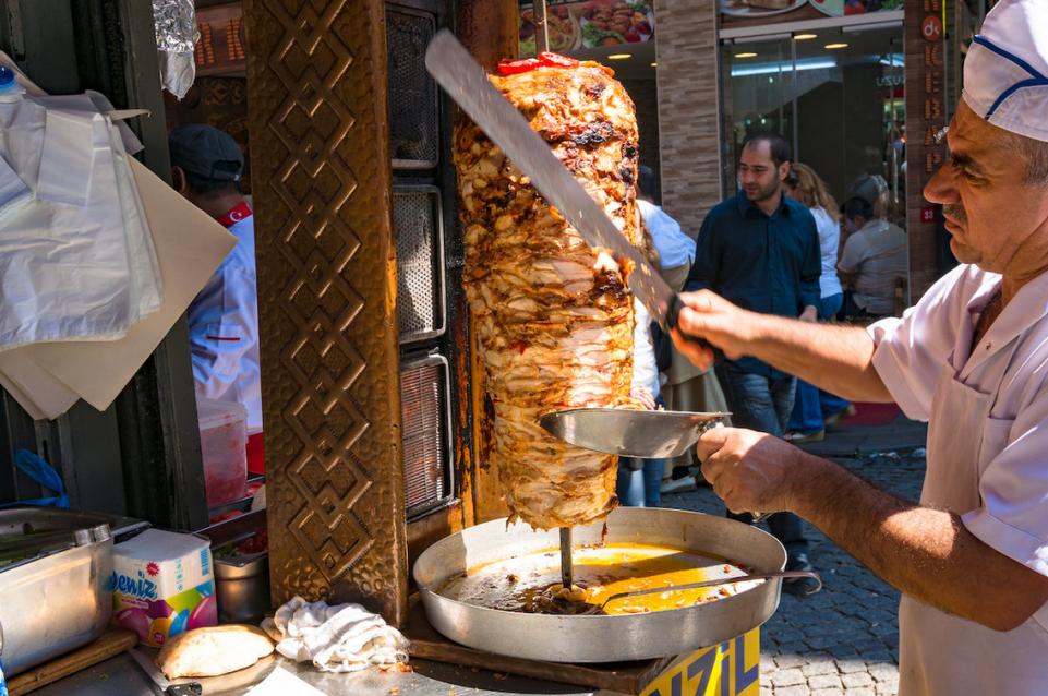 Kebab: lo spiedone che viene dalla Turchia e sta superando la fama dell'hamburger