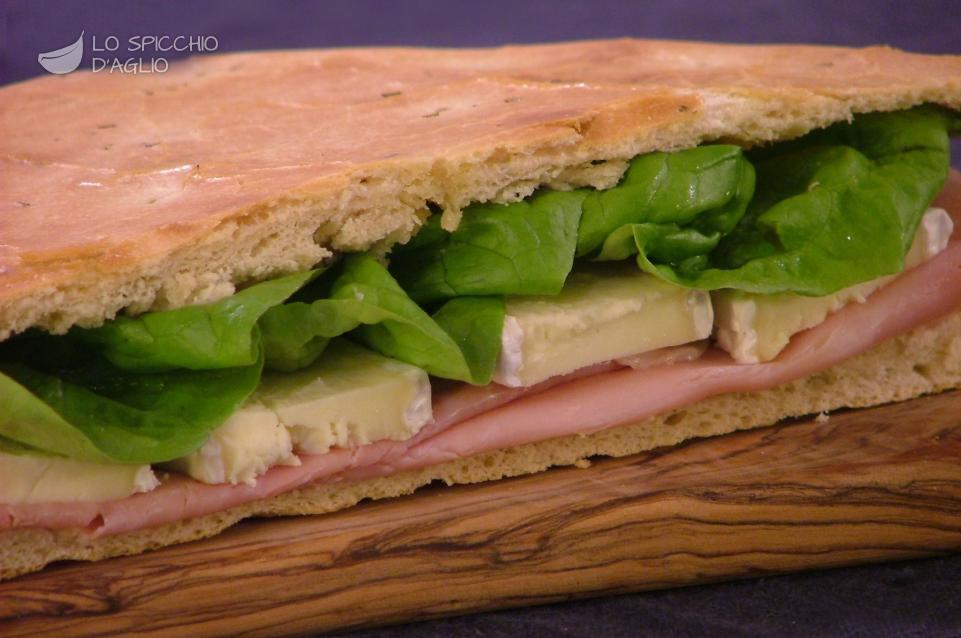 Focaccia cotto, Brie ed insalata Focaccia cotto, Brie ed insalata