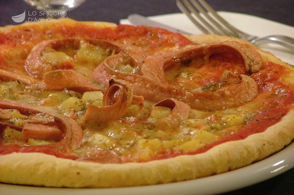 Pizza wurstel, patate e fontina