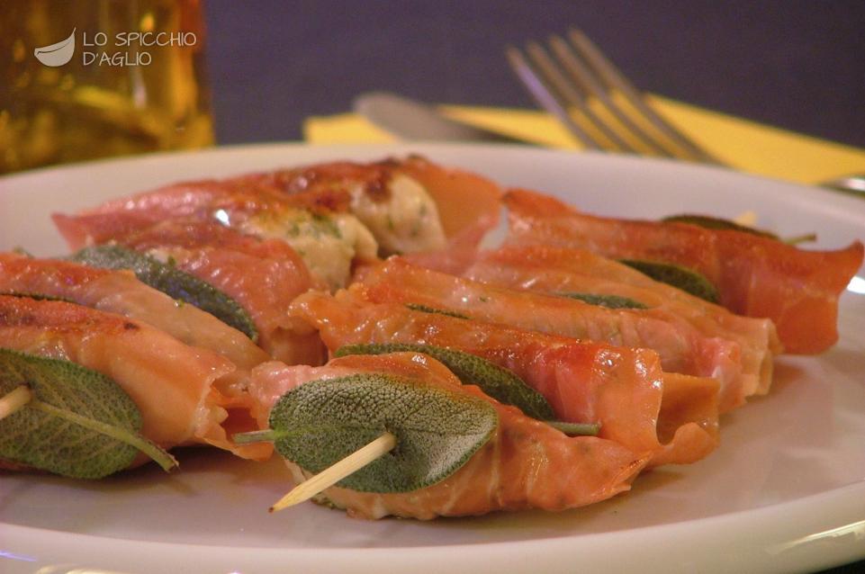 Spiedini di pollo arrotolato al prosciutto Spiedini di pollo arrotolato al prosciutto