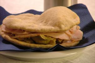 Atta Roti con pollo e carciofini