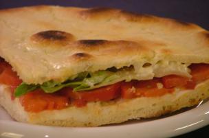 Focaccia mozzarella, pomodoro ed insalata