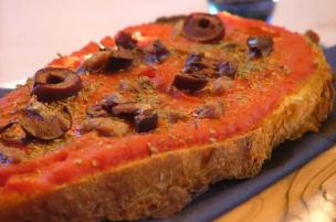 Pan di pizza alici e olive nere