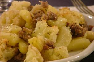 Patate e cavolfiore alla salsiccia