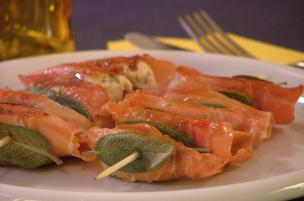 Spiedini di pollo arrotolato al prosciutto