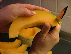 Eliminare la buccia del melone