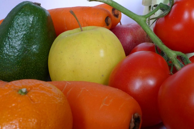 7 porzioni di frutta e verdura al giorno tolgono il medico di torno