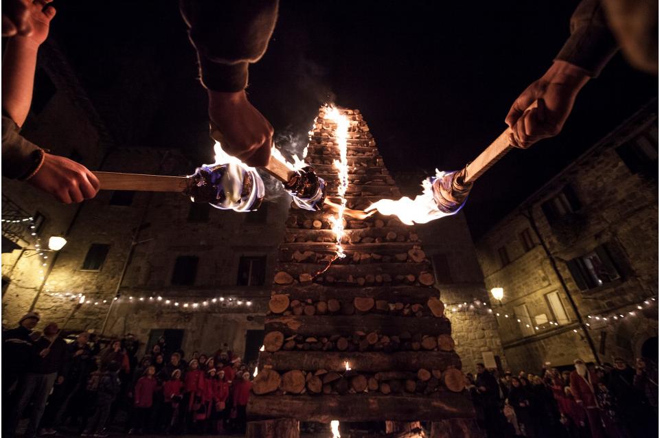 Il 24 dicembre ad Abbadia San Salvatore si accendono le Fiaccole  