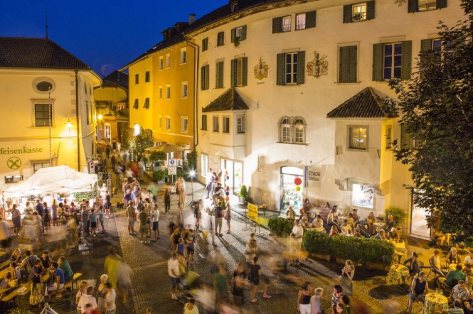 Appiano sotto le stelle: dal 6 luglio al 31 agosto ogni mercoledì sera vi aspettano musica e gusto Appiano sotto le stelle: dal 6 luglio al 31 agosto ogni mercoledì sera vi aspettano musica e gusto