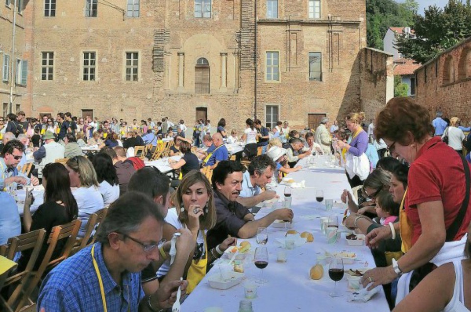 "Da Cortile a Cortile": Il 27 settembre a Bra il pranzo itinerante tra Langhe e Roero