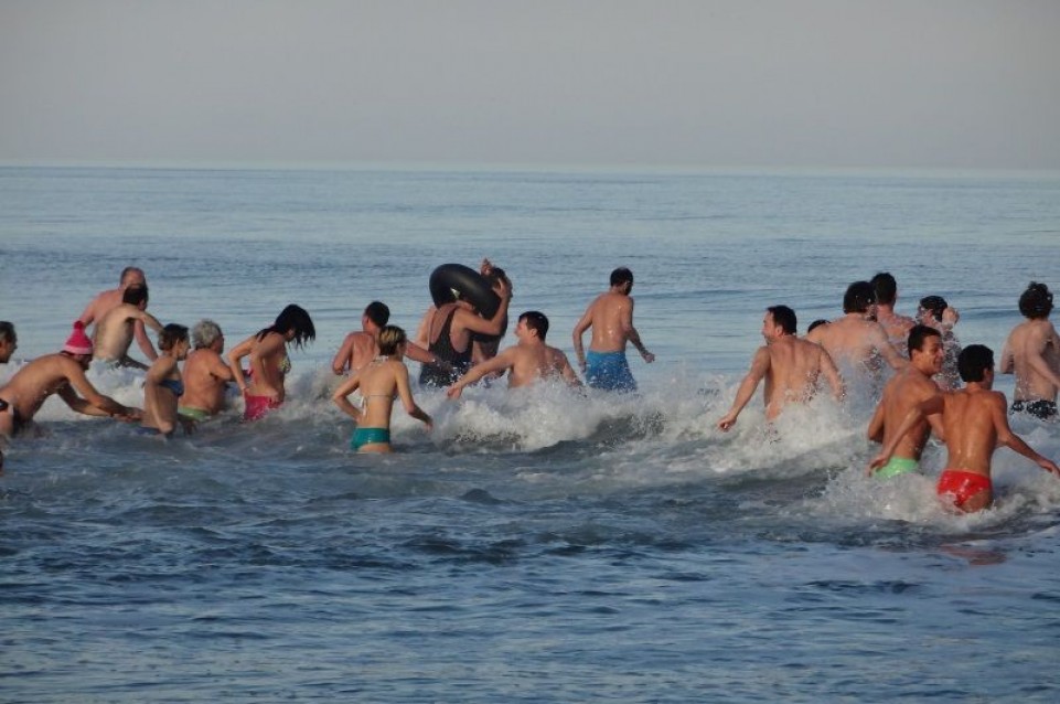 L'Epifania a Pinarella si celebra con il "Tuffo della Befana" L'Epifania a Pinarella si celebra con il "Tuffo della Befana"