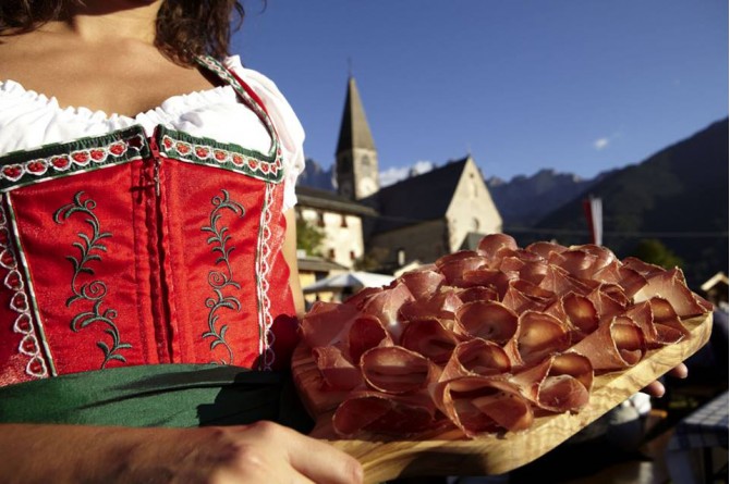 Festa dello Speck Alto Adige: il 4 e 5 ottobre a Val di Funes