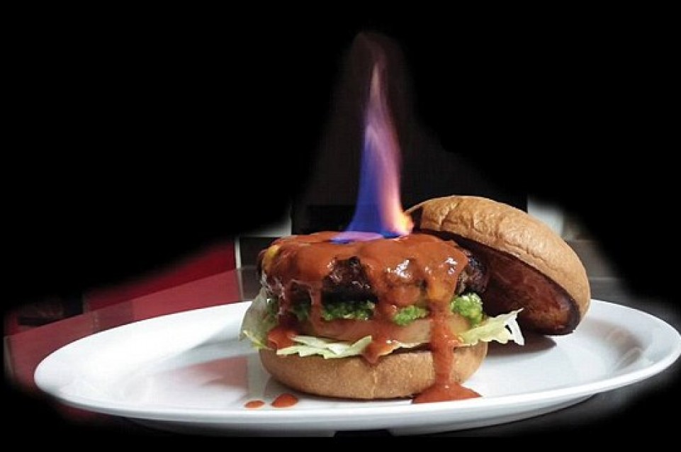 E' arrivato Helfire Burger, l'hamburger infernale con i peperoncini più piccanti del mondo! 