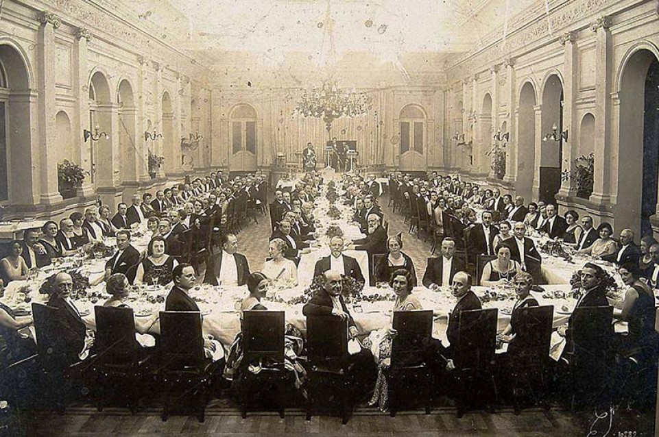 Italiani a tavola 1860 - 1960: a Villa Pisani fino al 31 ottobre la storia fotografica della cucina italiana Italiani a tavola 1860 - 1960: a Villa Pisani fino al 31 ottobre la storia fotografica della cucina italiana