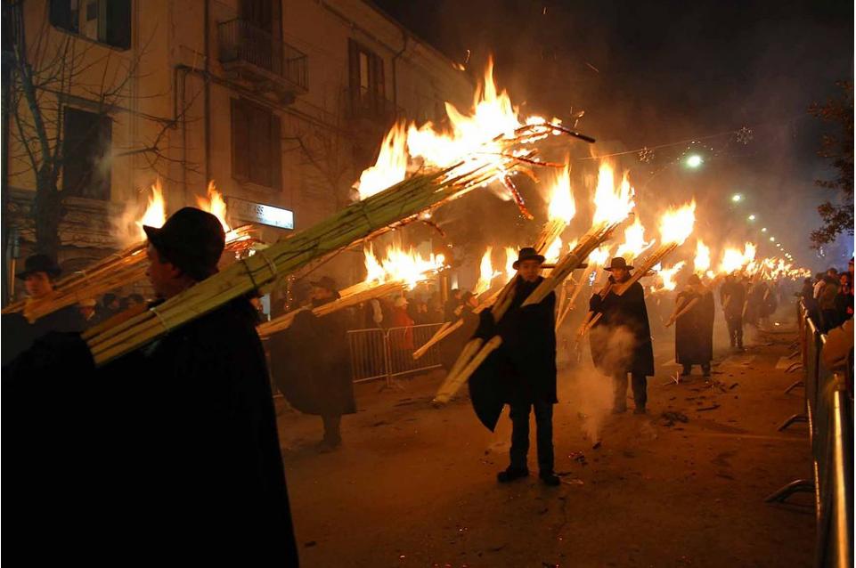 La 'Ndocciata: a Agnone l'8 e il 24 dicembre torna il rito del fuoco