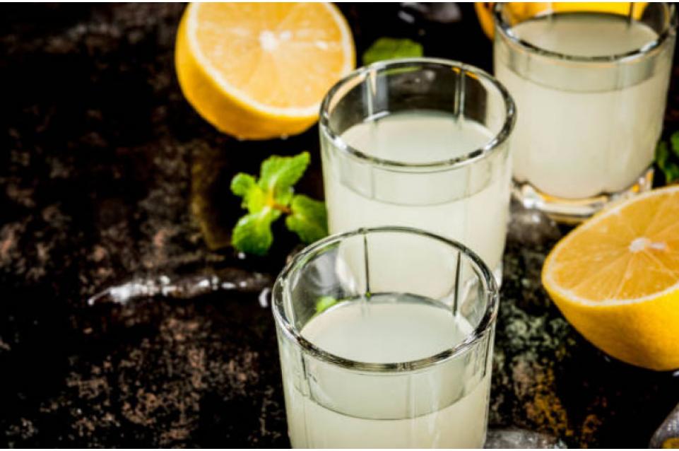 Limoncello: storia e leggende del liquore dolce della Costiera Amalfitana