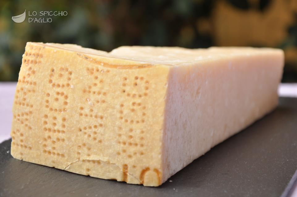 Parmigiano Reggiano: una inimitabile prelibatezza dalla storia antica, che inizia nell'anno 1000 Parmigiano Reggiano: una inimitabile prelibatezza dalla storia antica, che inizia nell'anno 1000
