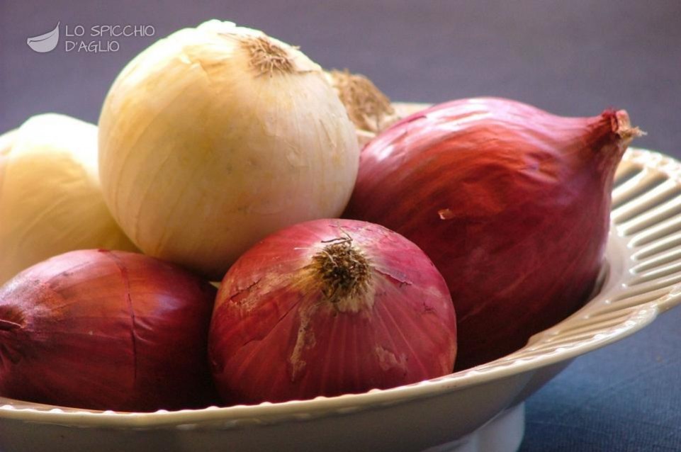 Perché le cipolle ci fanno piangere? La colpa è dell'acido propansolfonico! 