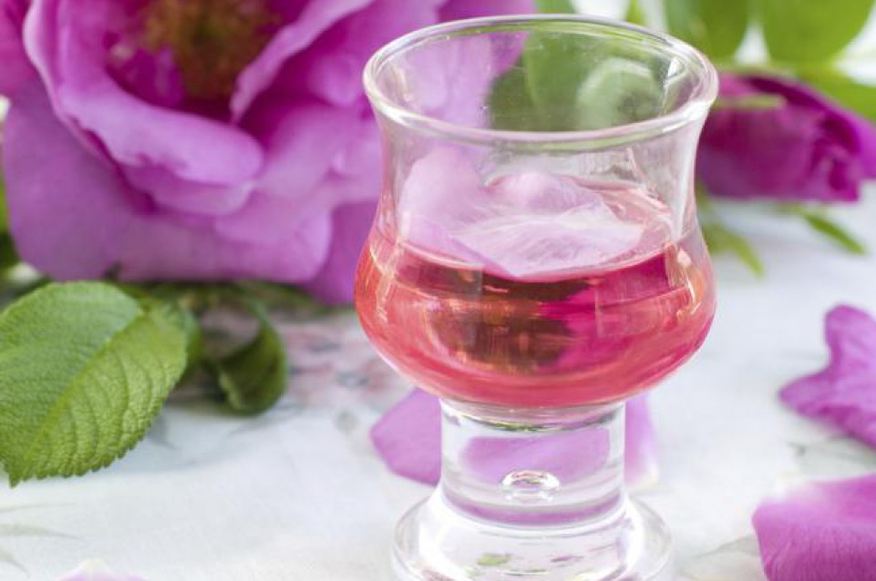 Rosolio: il liquore aromatico dalla storia antica Rosolio: il liquore aromatico dalla storia antica