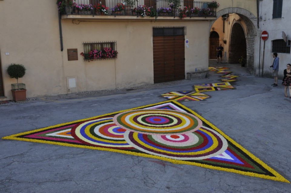 Il 28 e 29 maggio a Spello tornano le bellissime Infiorate Il 28 e 29 maggio a Spello tornano le bellissime Infiorate