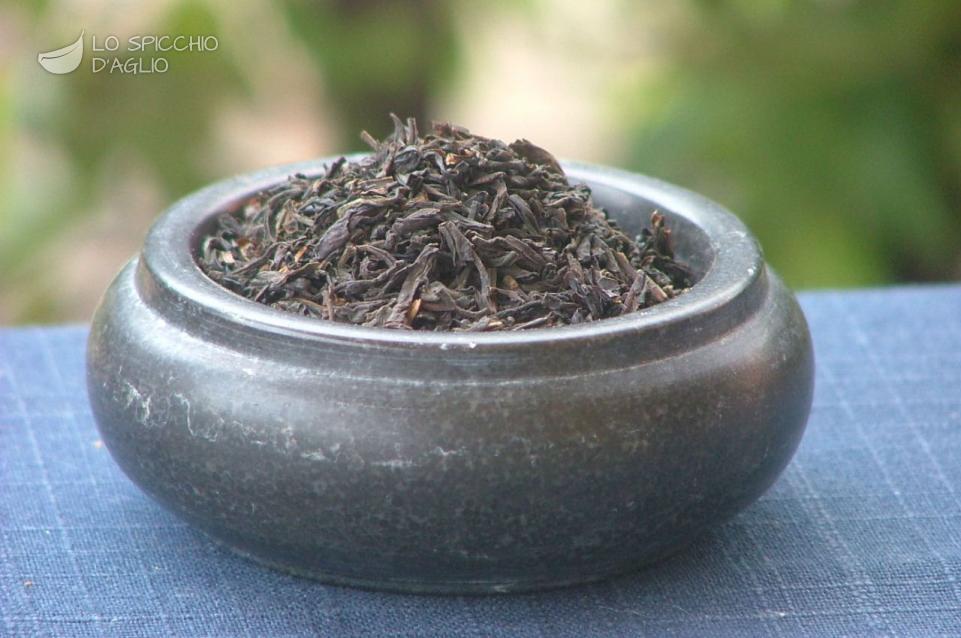 Tè nero: storia, leggende e proprietà della bevanda più bevuta nel mondo