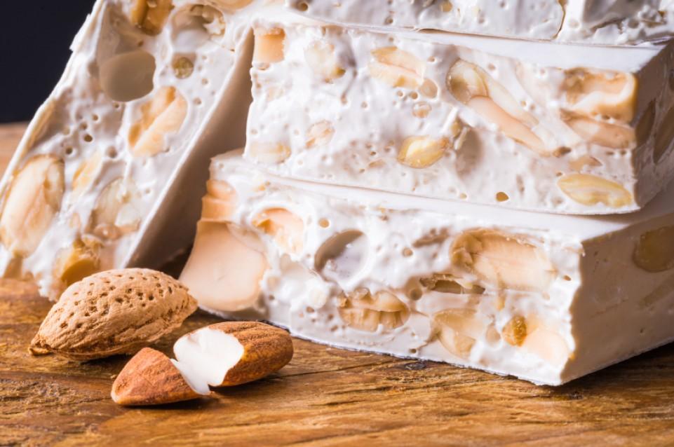 Torrone, mandorlato e panforte: la storia di 3 delizie che addolciscono il nostro Natale 