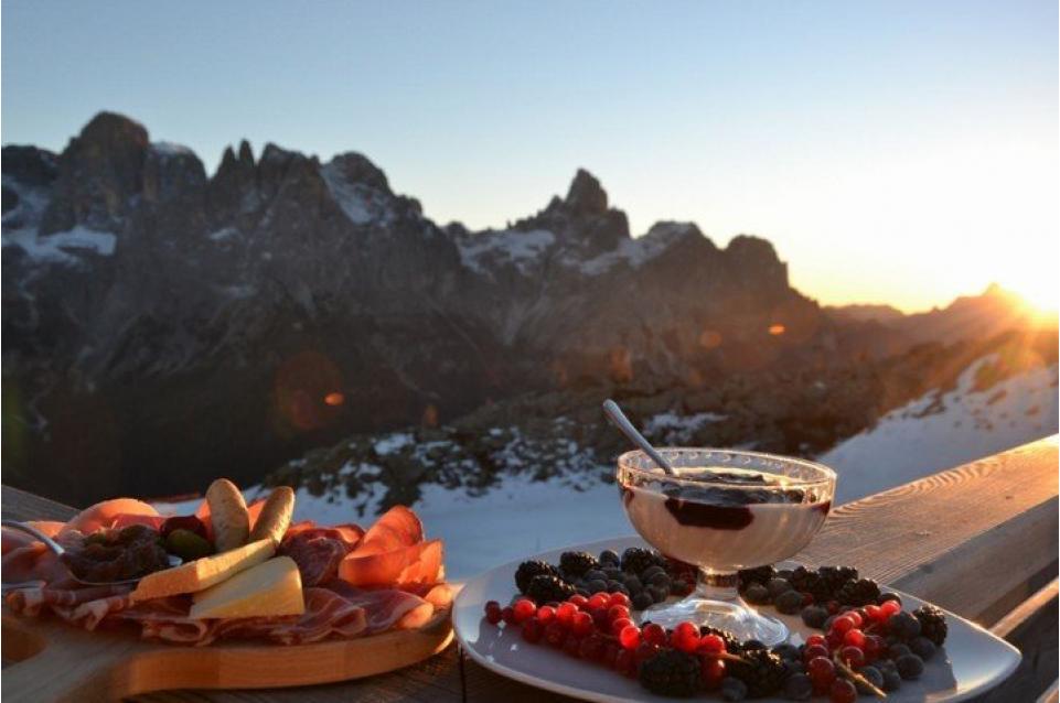 #TRENTINOSKISUNRISE - Snow and breakfast at first light: il 4 gennaio a San Martino di Castrozza 