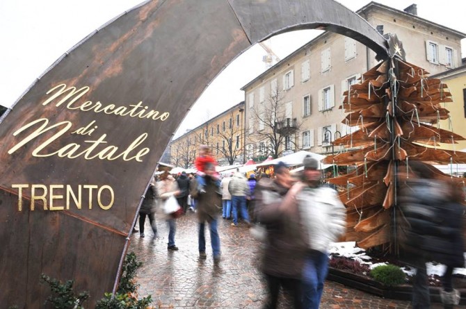 Fino al 6 gennaio a Trento le feste si colorano di luci e sapori con i mercatini di Natale Fino al 6 gennaio a Trento le feste si colorano di luci e sapori con i mercatini di Natale