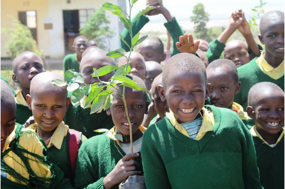 "Un frutto al giorno": per la Festa della Mamma Oikos raccoglie fondi per i bambini della Tanzania
