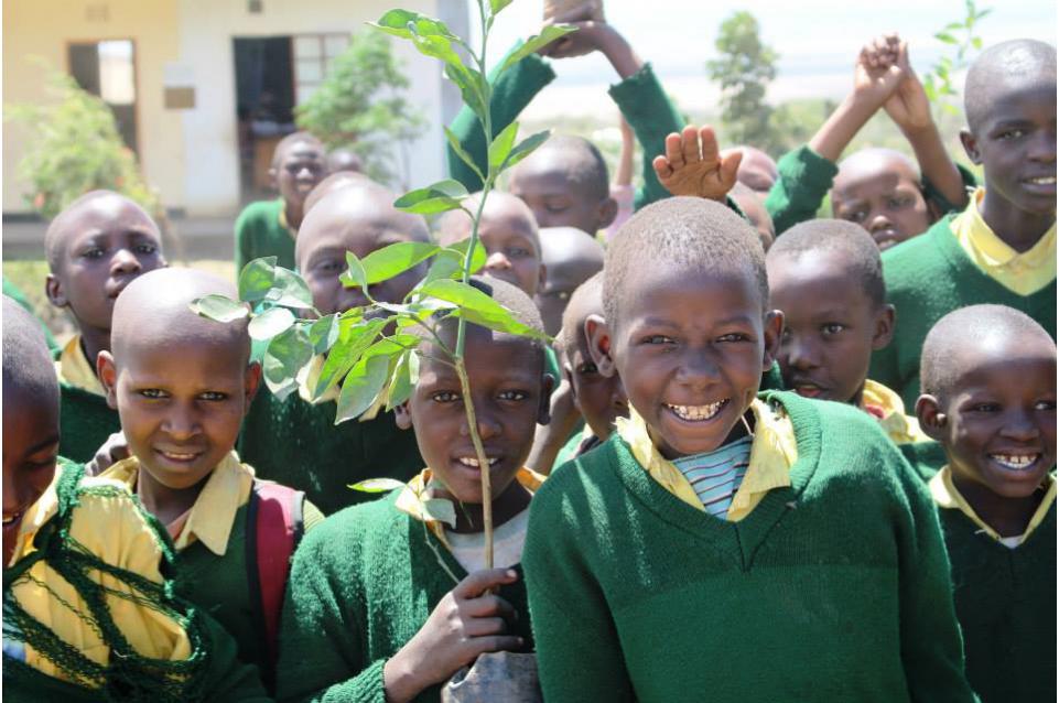 "Un frutto al giorno": per la Festa della Mamma Oikos raccoglie fondi per i bambini della Tanzania "Un frutto al giorno": per la Festa della Mamma Oikos raccoglie fondi per i bambini della Tanzania