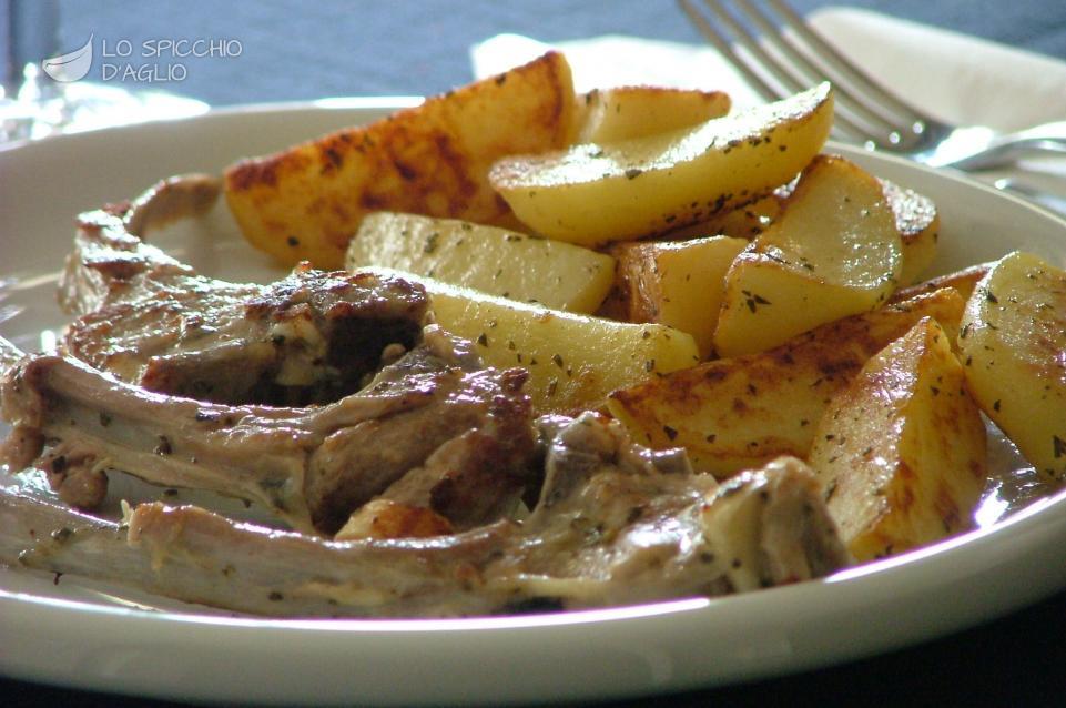 Costolette di agnello in padella con patate