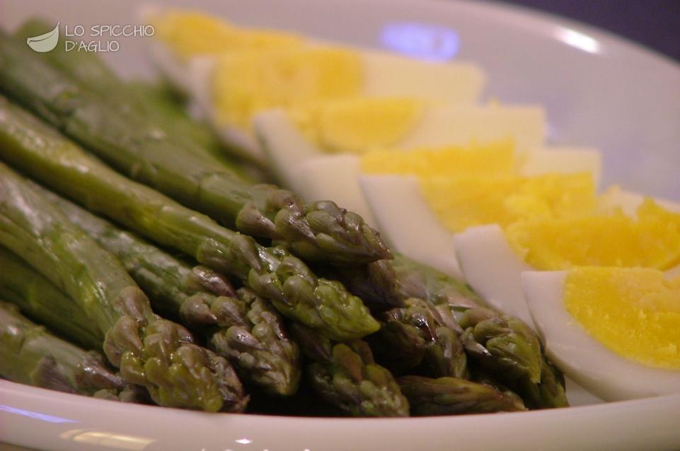 Uova con asparagi al limone