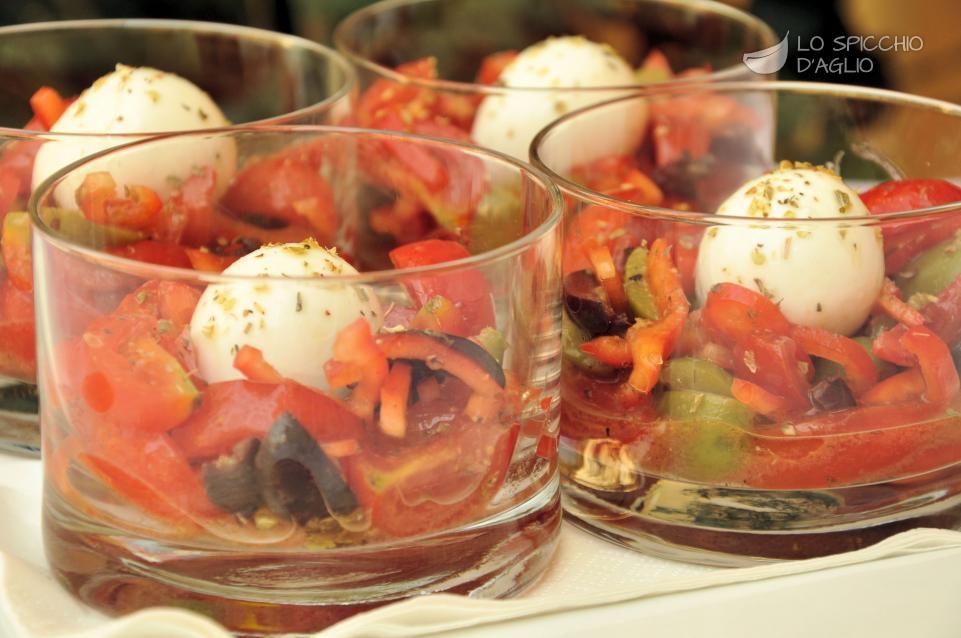 Bicchierini di bufala e pomodorini aromatizzati Bicchierini di bufala e pomodorini aromatizzati
