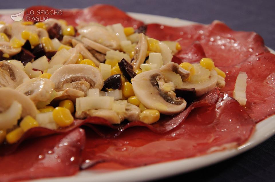 Carpaccio di bresaola con mais e funghi Carpaccio di bresaola con mais e funghi