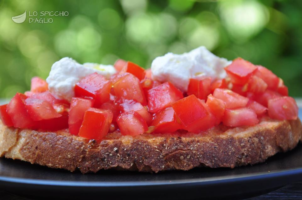 Bruschetta con dadolata di pomodori e ricotta