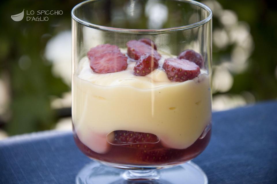 Dolci Al Cucchiaio Vigilia Di Natale.Ricetta Coppa Di Crema E Fragole Le Ricette Dello Spicchio D Aglio