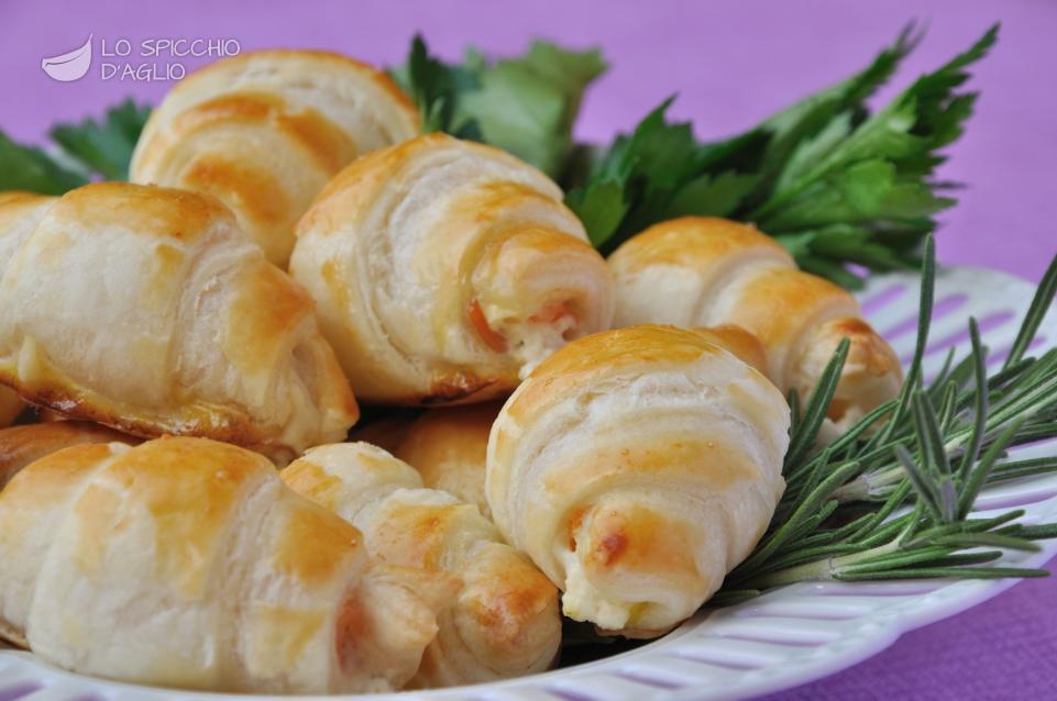 Ricetta Mini Croissant Al Salmone Le Ricette Dello Spicchio D Aglio