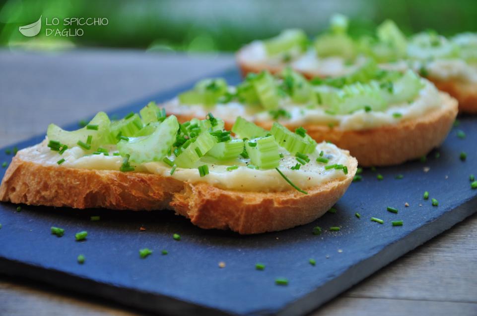Crostini sedano e gorgonzola Crostini sedano e gorgonzola