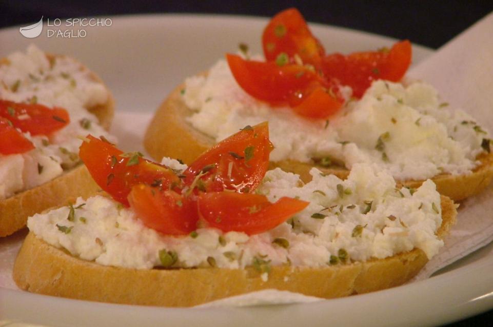 Crostini ricotta e pomodorini