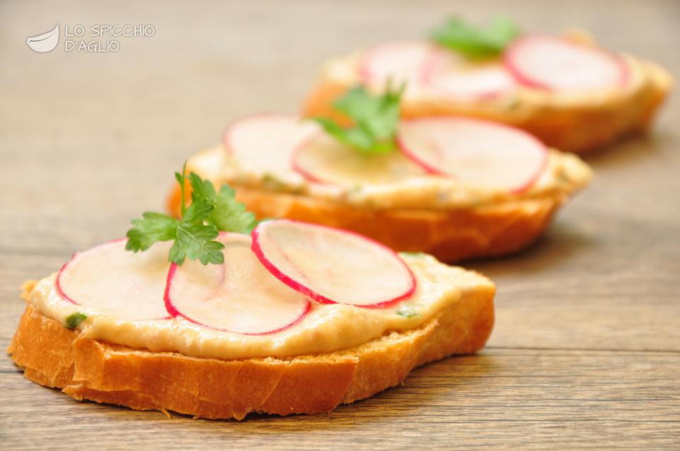 Crostini ravanelli e salsa tonnata