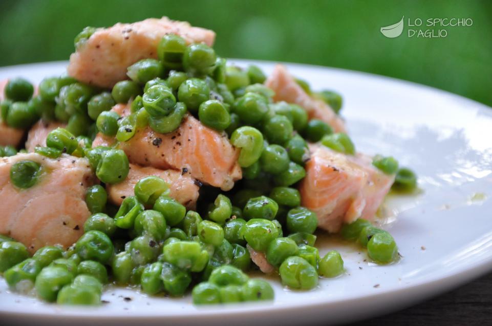 Cubetti di salmone e piselli in padella