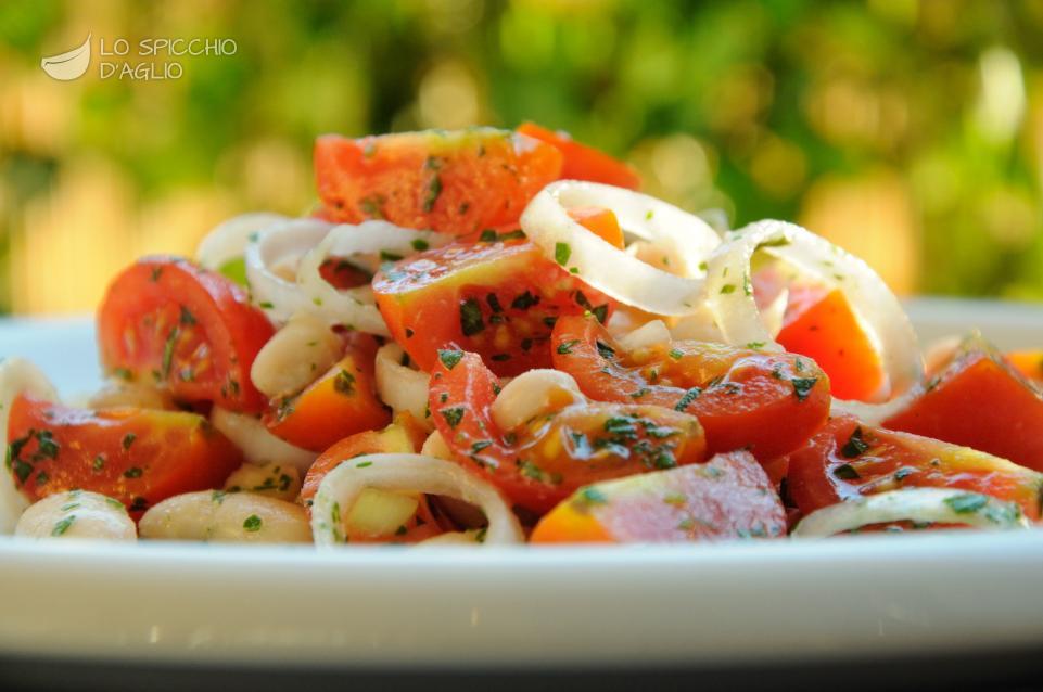 Fagioli e pomodori in insalata