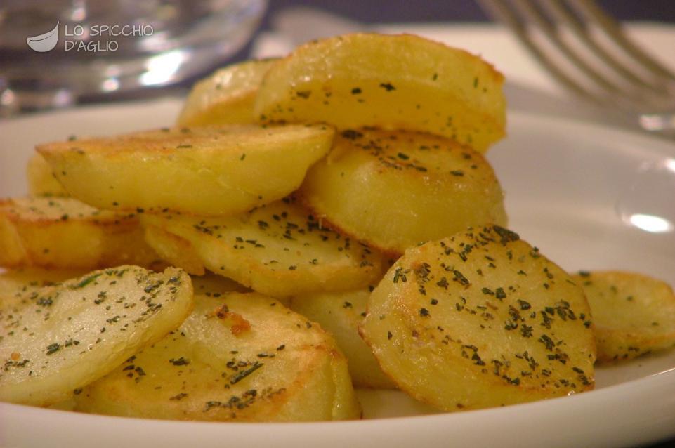 Fette di patate in padella Fette di patate in padella