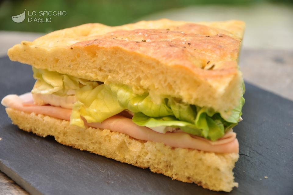 Focaccia cotto, Brie ed insalata Focaccia cotto, Brie ed insalata