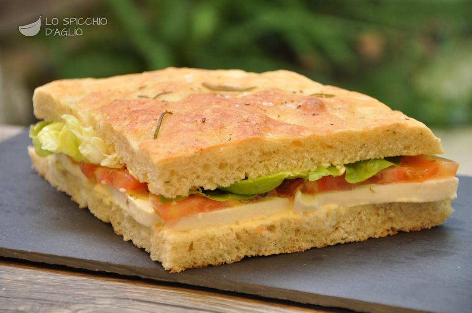 Focaccia mozzarella, pomodoro e insalata