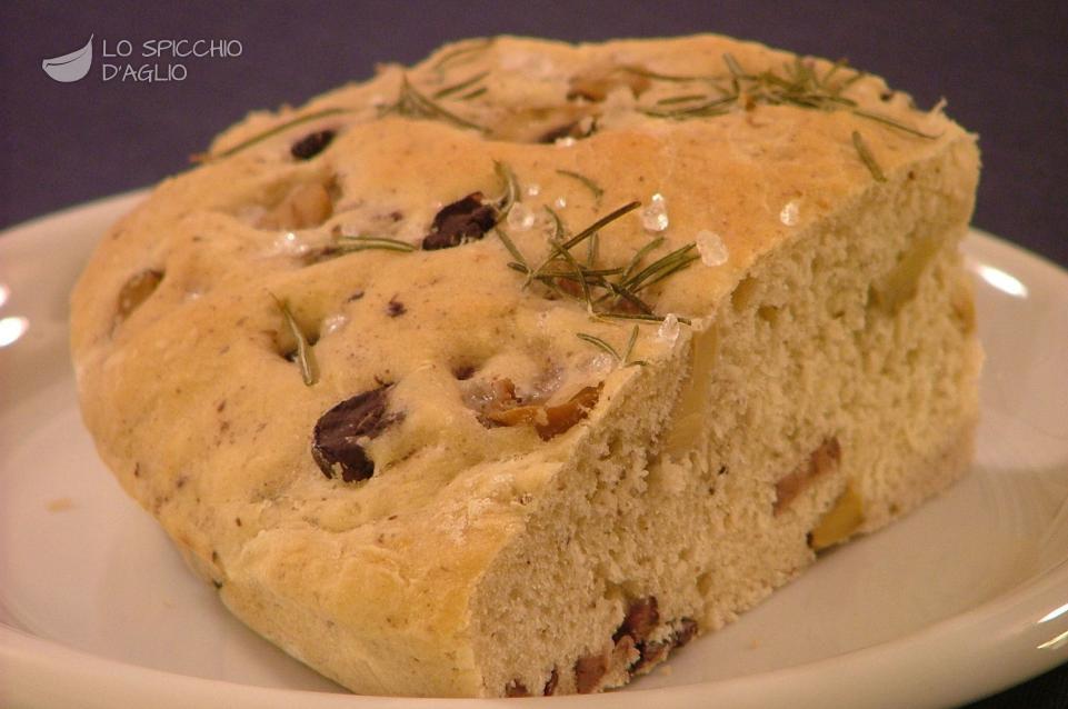 Focaccia funghi e olive nere