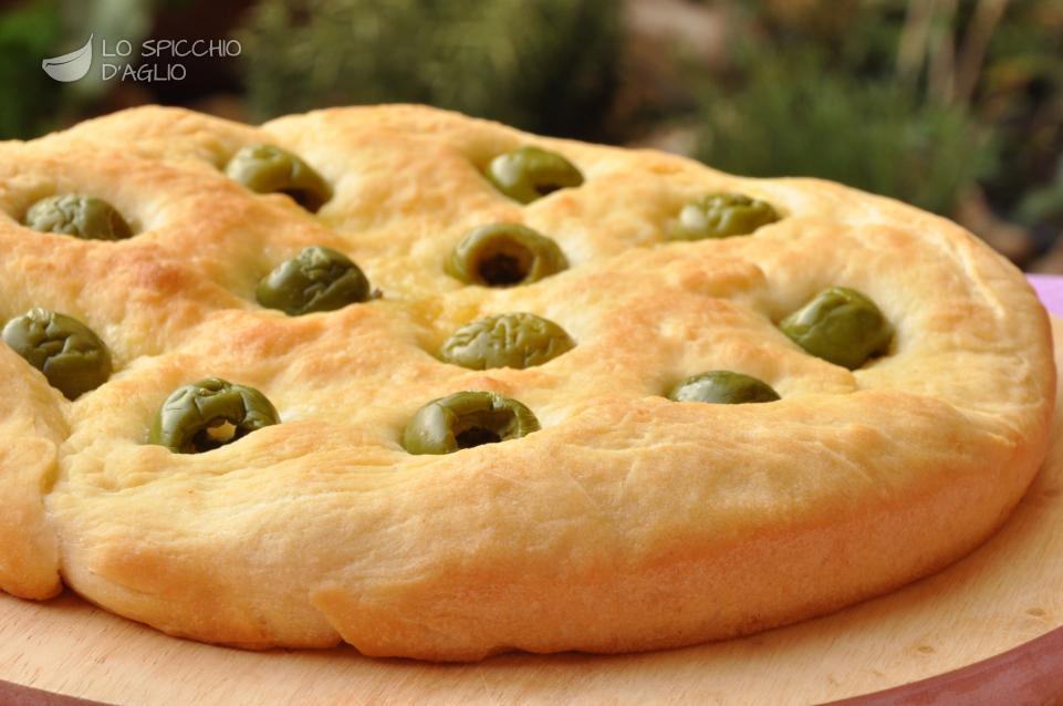 Ricetta - Focaccia alle olive - Le ricette dello spicchio d&amp;#39;aglio