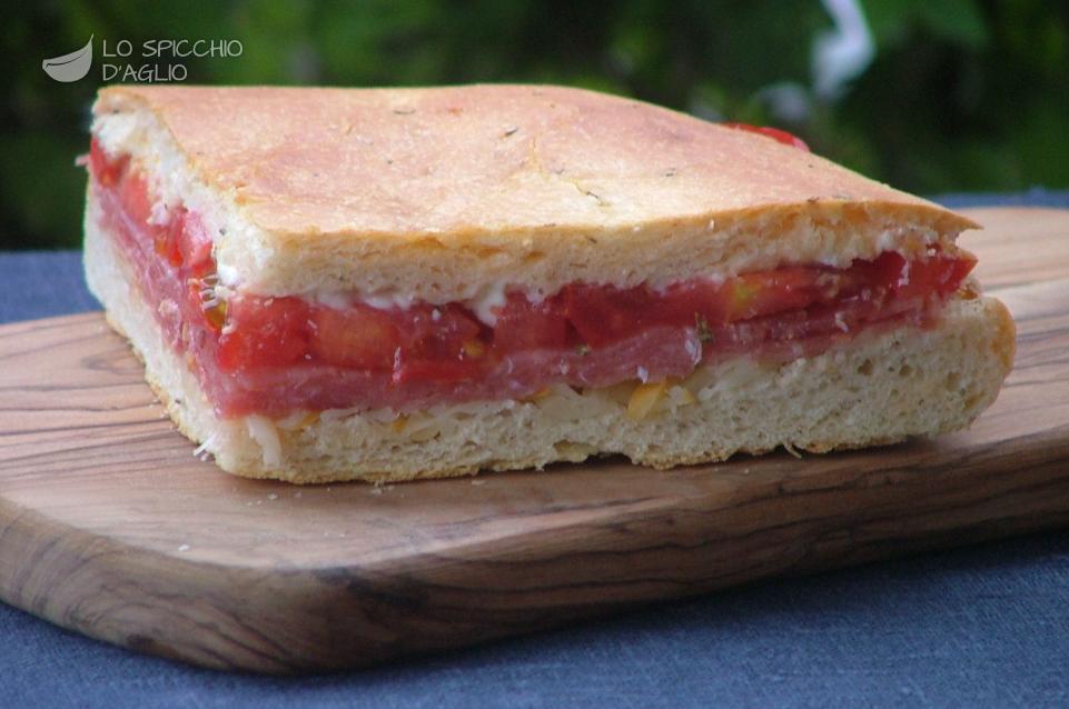 Focaccia salame, scamorza e pomodoro