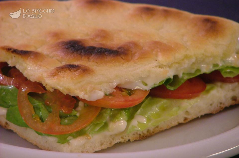 Focaccia squacquerone, pomodoro ed insalata