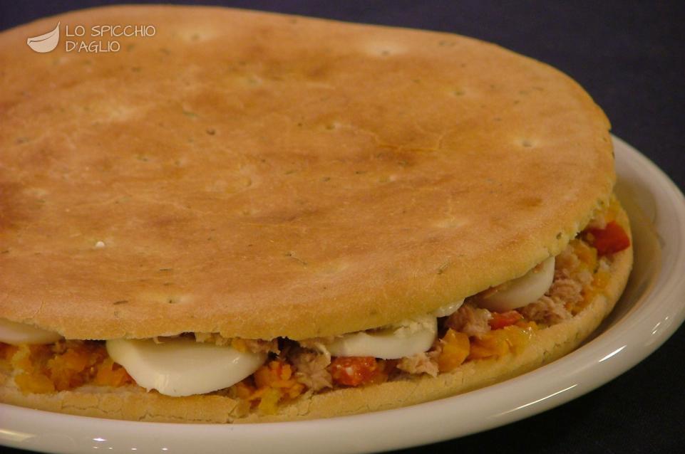 Focaccia tonno e uova Focaccia tonno e uova